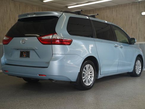 Used 2015 Toyota Sienna XLE FWD image 10