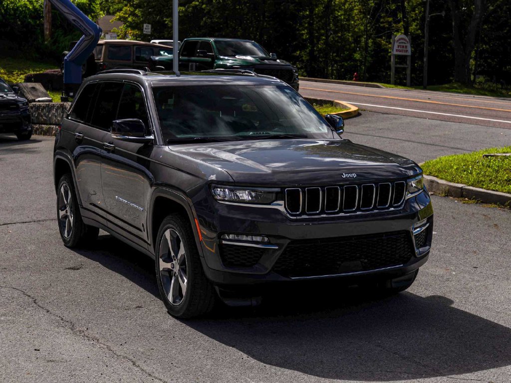 Used 2025 Jeep Grand Cherokee Limited 4xe AWD/4WD image 3