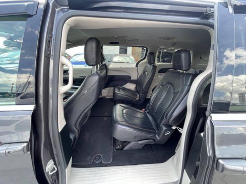 Used 2018 Chrysler Pacifica Touring-L FWD image 14