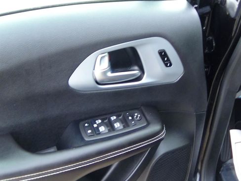 Used 2026 Chrysler Pacifica Limited FWD image 17