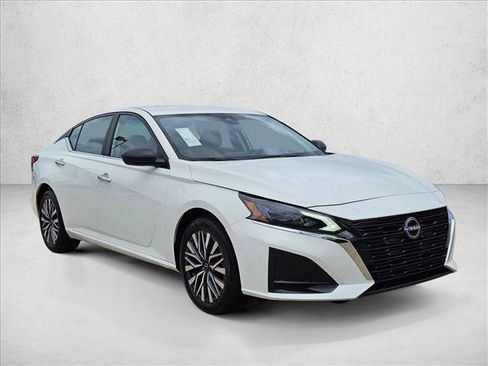 Used 2025 Nissan Altima 2.5 SV FWD image 3