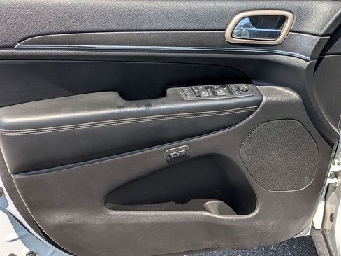 Used 2017 Jeep Grand Cherokee Limited AWD/4WD image 9