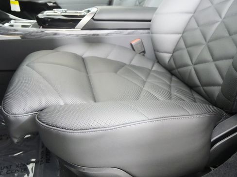 New 2026 BMW 740i w/ Premium Package image 10