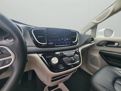 Used 2022 Chrysler Pacifica Touring-L FWD image 17