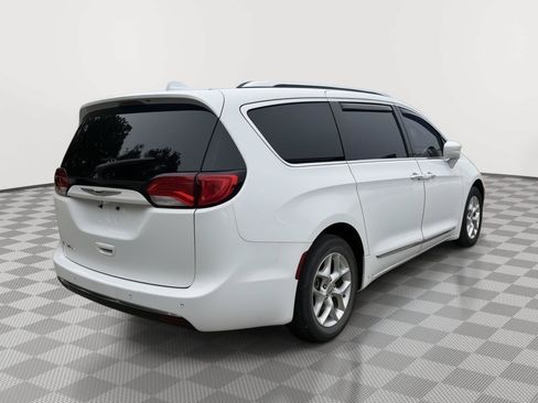 Used 2017 Chrysler Pacifica Touring-L Plus w/ Tire & Wheel Group FWD image 4