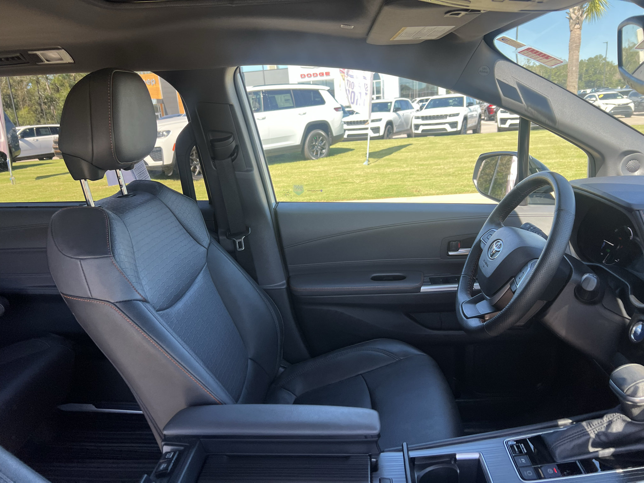Used 2024 Toyota Sienna XSE w/ XSE Plus Package FWD image 17