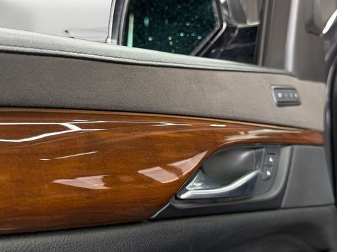 Used 2018 Cadillac Escalade Premium Luxury RWD image 19