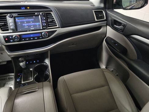 Used 2014 Toyota Highlander XLE image 17