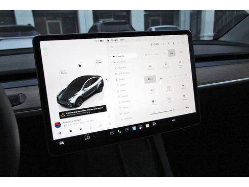 Used 2025 Tesla Model Y Long Range RWD image 23