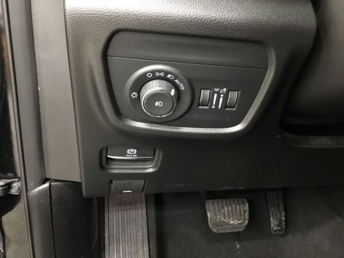 Used 2024 Jeep Grand Cherokee L Limited w/ Luxury Tech Group II image 16