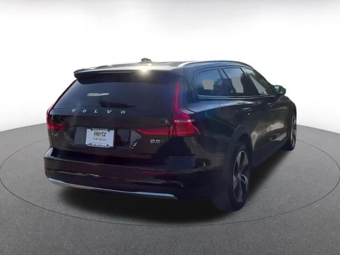 Used 2025 Volvo V60 B5 Cross Country Plus image 14