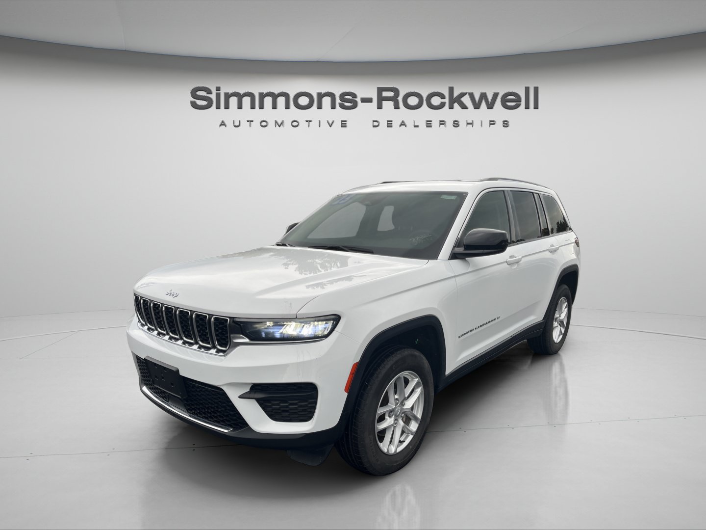 Used 2023 Jeep Grand Cherokee Laredo w/ Luxury Tech Group I AWD/4WD image 1