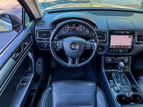 Used 2013 Volkswagen Touareg Sport image 28