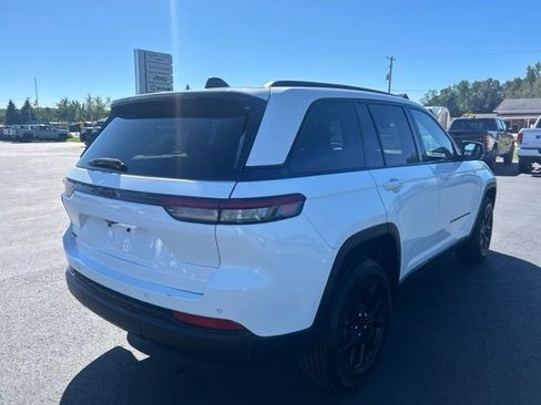 Used 2024 Jeep Grand Cherokee Altitude AWD/4WD image 5