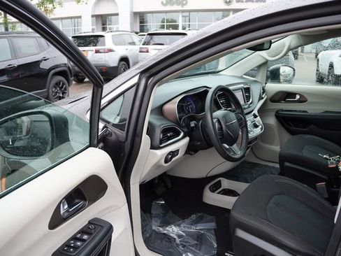 Certified 2023 Chrysler Voyager LX FWD image 16