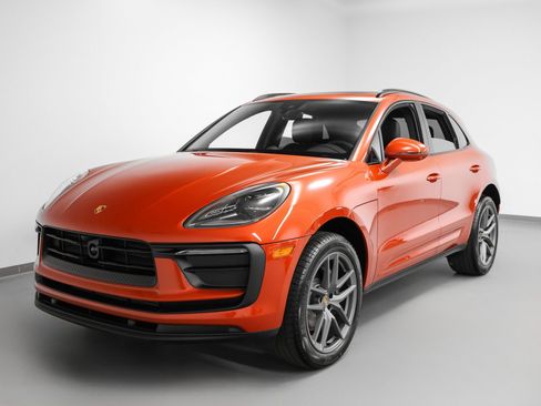 Certified 2025 Porsche Macan AWD/4WD image 6