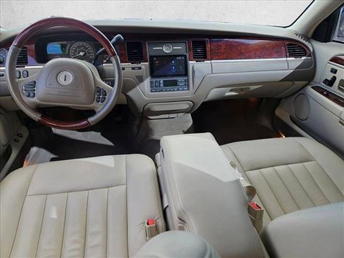 Used 2003 Lincoln Town Car Signature image 16