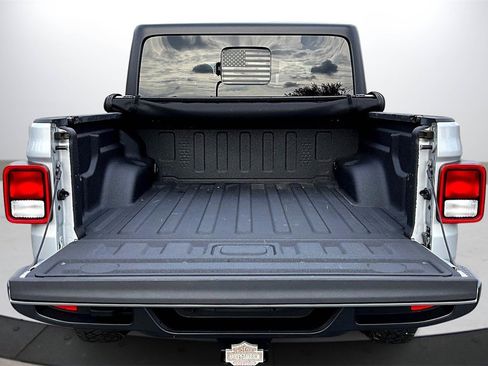 Certified 2022 Jeep Gladiator Willys image 23