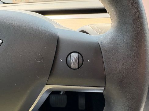 Used 2024 Tesla Model Y 2WD image 17