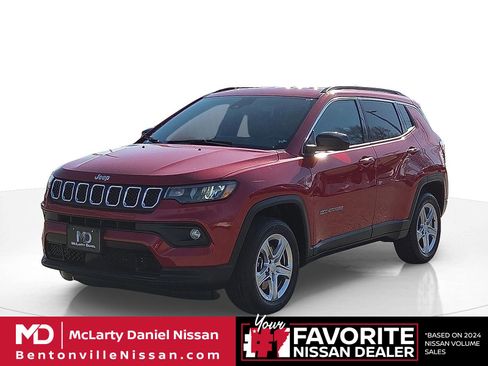 Used 2024 Jeep Compass Latitude AWD/4WD image 2