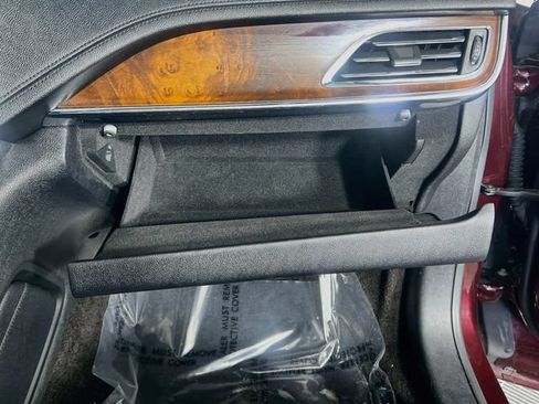 Used 2018 Lincoln Continental Premiere FWD image 31