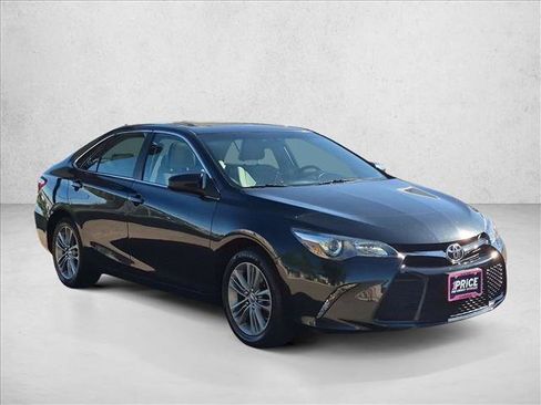 Used 2015 Toyota Camry SE w/ Moonroof Package FWD image 2