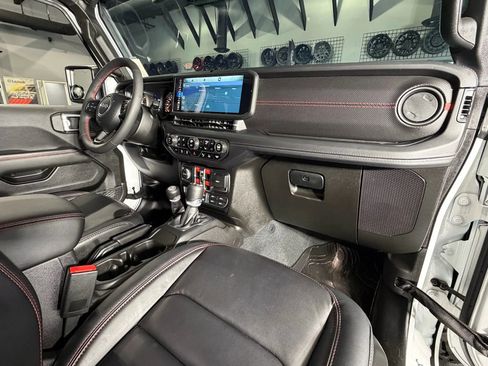 Used 2024 Jeep Wrangler Unlimited Rubicon w/ Capability Package image 18