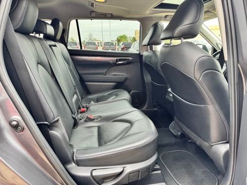 Used 2021 Toyota Highlander Limited image 17