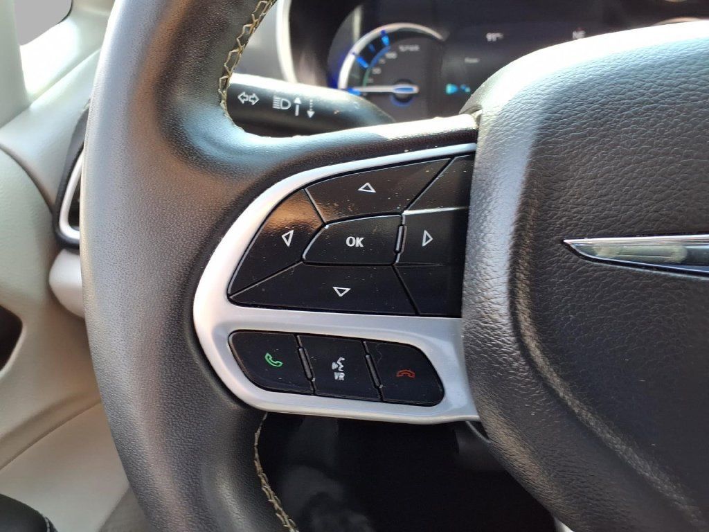 Used 2024 Chrysler Pacifica Limited FWD image 14