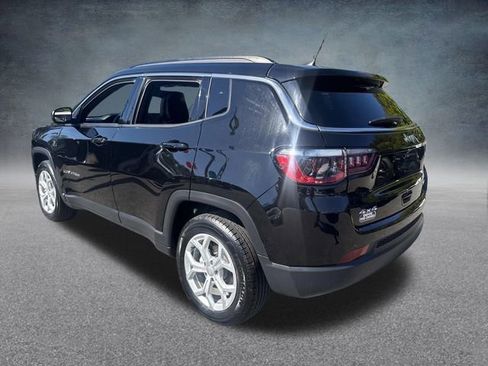 Used 2024 Jeep Compass Latitude image 9