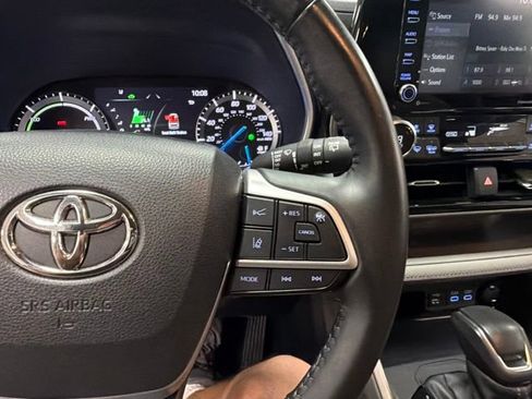 Used 2022 Toyota Highlander XLE AWD/4WD image 26
