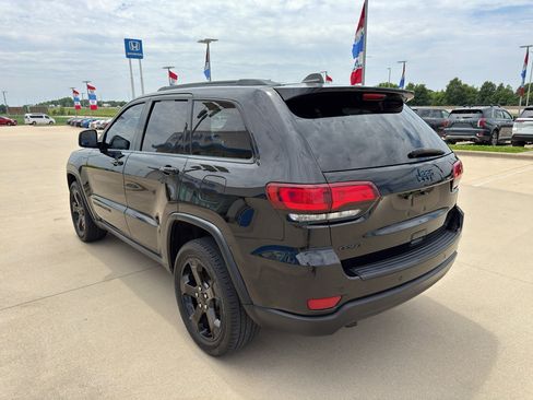 Used 2018 Jeep Grand Cherokee Laredo AWD/4WD image 7