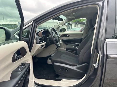 Used 2023 Chrysler Voyager LX FWD image 14