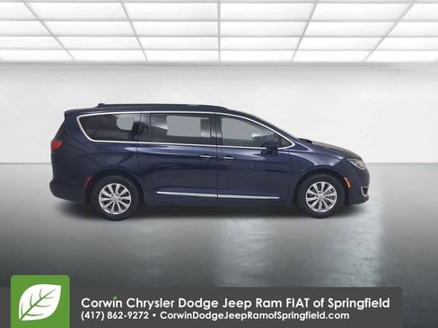 Used 2017 Chrysler Pacifica Touring-L image 17