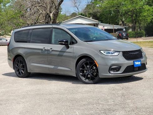 Used 2025 Chrysler Pacifica Limited FWD image 2