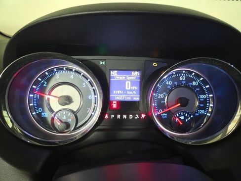 Used 2015 Chrysler Town & Country Touring image 38