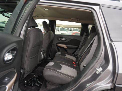 Used 2018 Jeep Cherokee Latitude AWD/4WD image 18