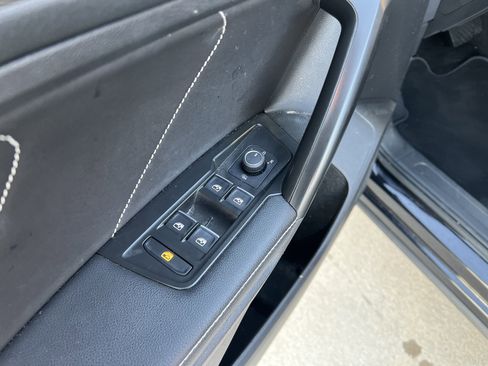 Used 2023 Volkswagen Tiguan SE w/ Panoramic Sunroof Package image 14