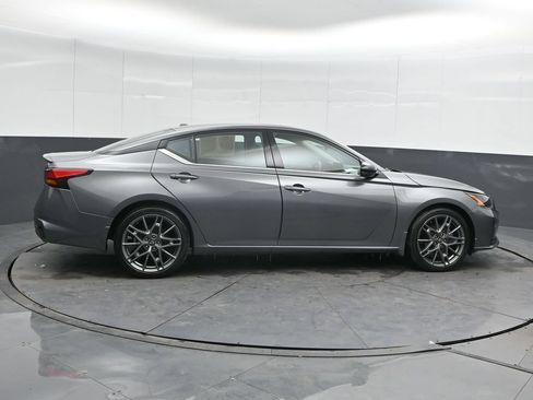 Used 2023 Nissan Altima 2.0 SR FWD image 3