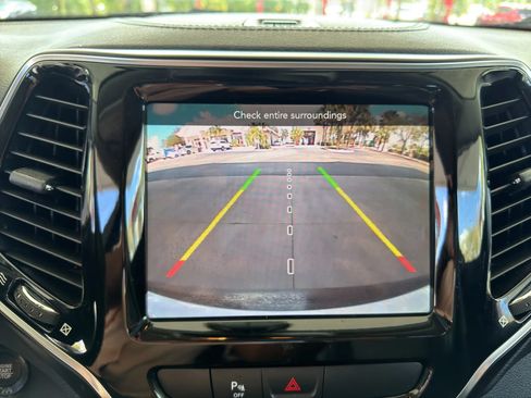 Used 2019 Jeep Cherokee Limited FWD image 29