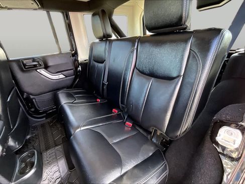 Used 2016 Jeep Wrangler Unlimited Sahara w/ Connectivity Group AWD/4WD image 19