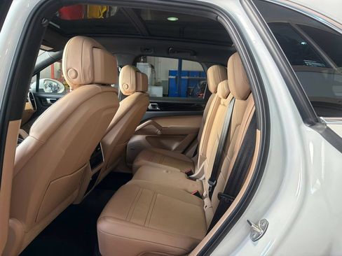 Used 2020 Porsche Cayenne AWD/4WD image 9