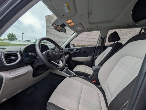Used 2025 Hyundai Venue SEL FWD image 15