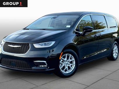 Used 2025 Chrysler Pacifica Select