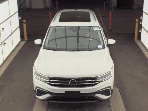 Used 2022 Volkswagen Tiguan SE w/ Panoramic Sunroof Package image 5