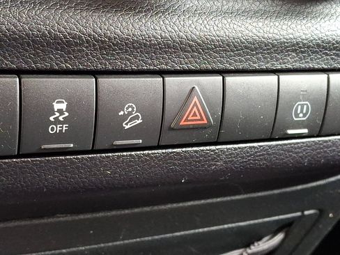 Used 2018 Jeep Wrangler Sahara w/ Connectivity Group AWD/4WD image 23