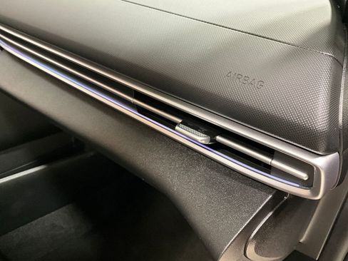 Used 2025 Hyundai Elantra SEL image 14