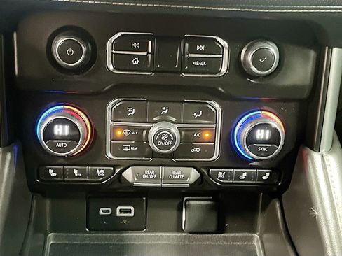 Used 2023 Chevrolet Tahoe Premier AWD/4WD image 16