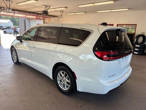 Used 2025 Chrysler Pacifica Select FWD image 17