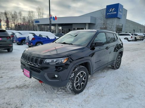 Used 2024 Jeep Compass Trailhawk image 4